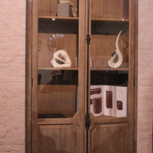 Meuble vitrine en bois massif – 3 tablettes