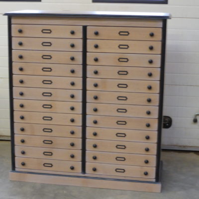 Meuble de rangement sur-mesure – 24 tiroirs