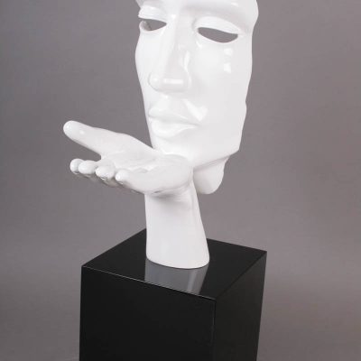Statue-deco-moderne-Meubles Gibaud-Le Cateau-sculpture-contemporain-visage-main-bouche-soufle-espoir-cube-noir-decoration-original-