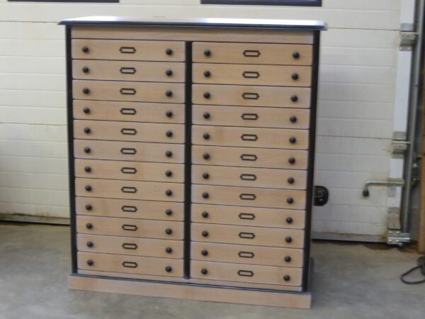 Meuble de rangement sur-mesure - 24 tiroirs
