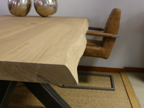 bords-irreguliers-table-salle-a-manger-contemporaine-bois-massif-pied-robuste-acier-noir-mat-meubles-gibaud