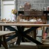 table-nyls-en-fabrication-atelier-meubles-gibaud-plateau-bois-chene-epais-pied-metal-indu-chalet-maison-contemporaine