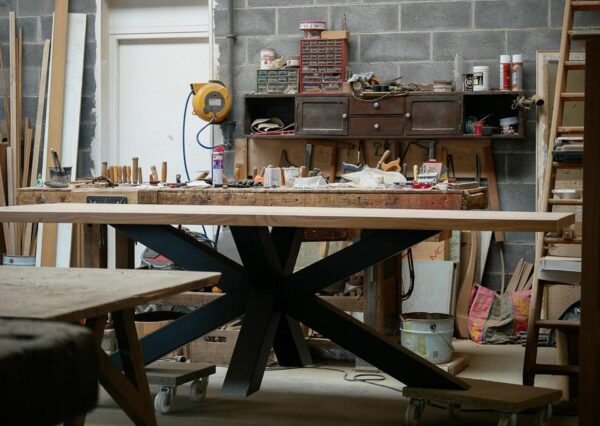 table-nyls-en-fabrication-atelier-meubles-gibaud-plateau-bois-chene-epais-pied-metal-indu-chalet-maison-contemporaine