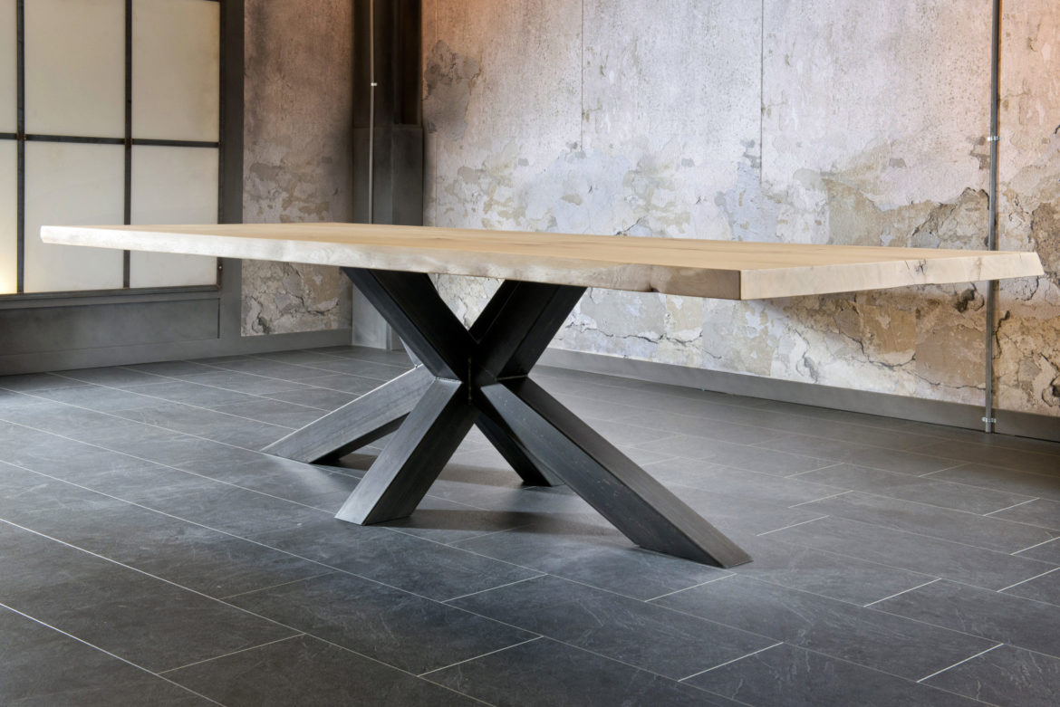 FABRIQUÉE SUR MESURE – la table design NYLS avec son plateau en chêne massif et son pied robuste en métal