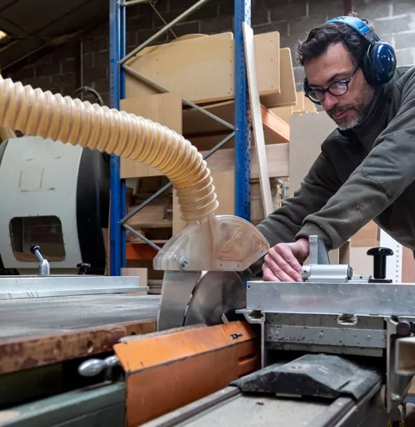 Travail du bois dans l'atelier Drugeot Manufacture