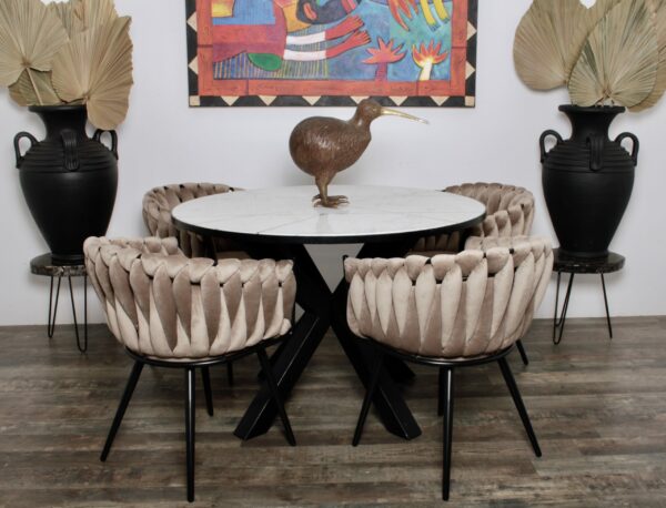 chaises modernes beiges pour table noire