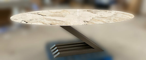 Table design de salle à manger plateau ovale ZARA plateau design céramique, dekton pied en forme de Z