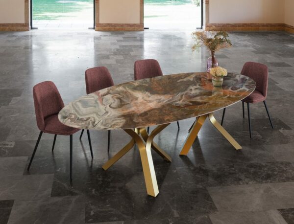 Table ovale pour salle à manger contemporaine design moderne avec grand plateau en céramique ou Dekton et deux pieds en métal or doré