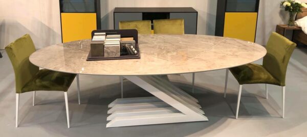 Table design de salle à manger plateau ovale ZARA plateau design céramique, dekton pied en forme de Z