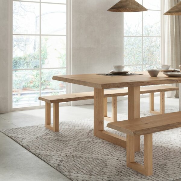 Table et bancs en bois chêne massif avec pieds en U finition bois naturel.