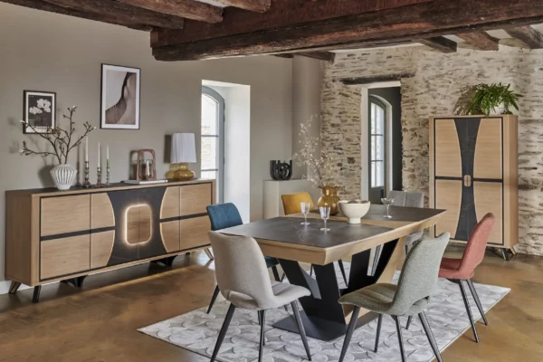 Salle à manger OMEGA composé de DEKTON et de chêne.