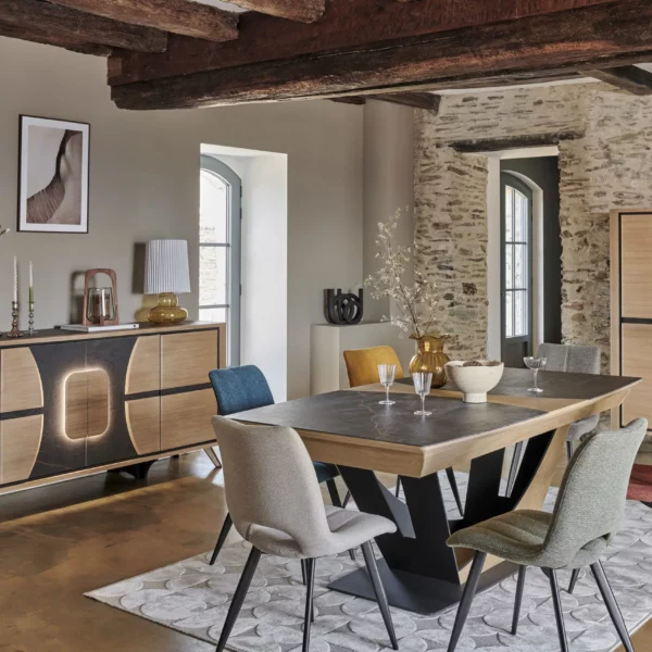 Salle à manger OMEGA composé de DEKTON et de chêne.