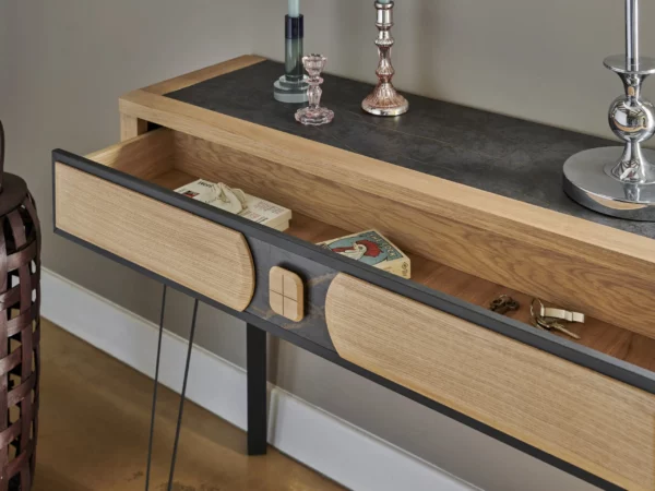 Salle à manger OMEGA composé de DEKTON et de chêne.