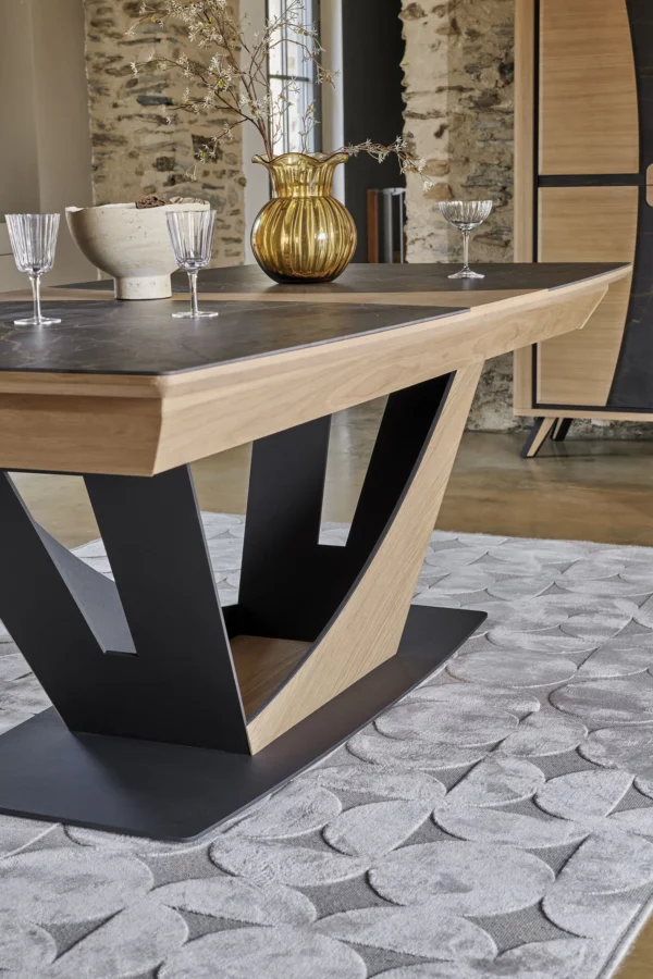 Salle à manger OMEGA composé de DEKTON et de chêne.