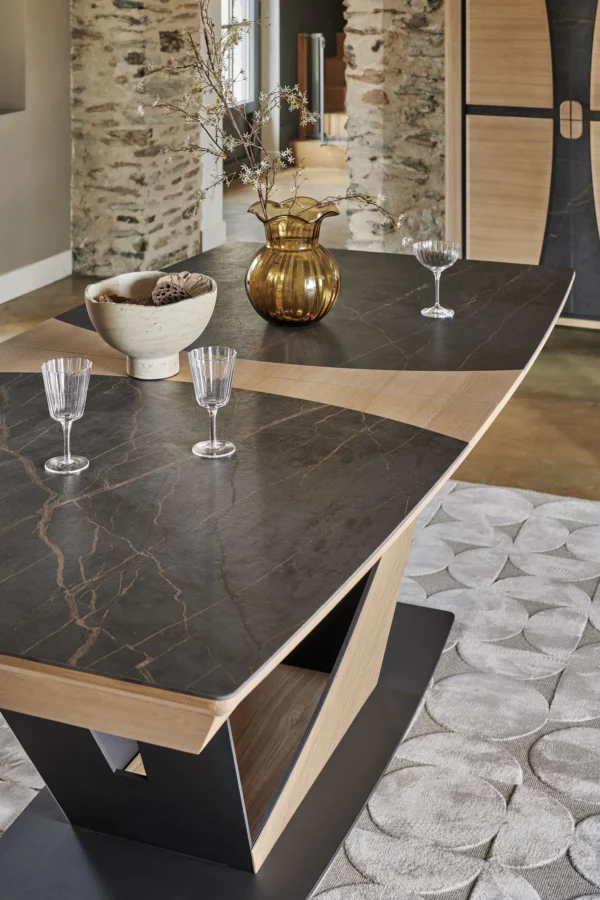 Salle à manger OMEGA composé de DEKTON et de chêne.