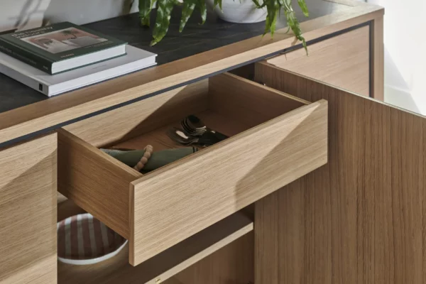 Salle à manger OMEGA composé de DEKTON et de chêne.