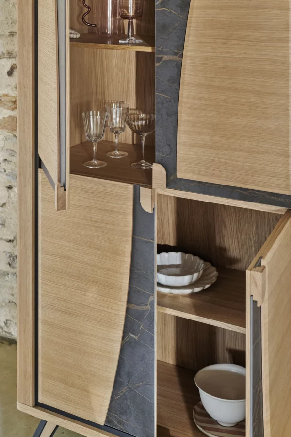 Salle à manger OMEGA composé de DEKTON et de chêne.
