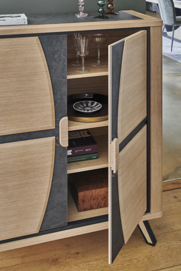 Salle à manger OMEGA composé de DEKTON et de chêne.