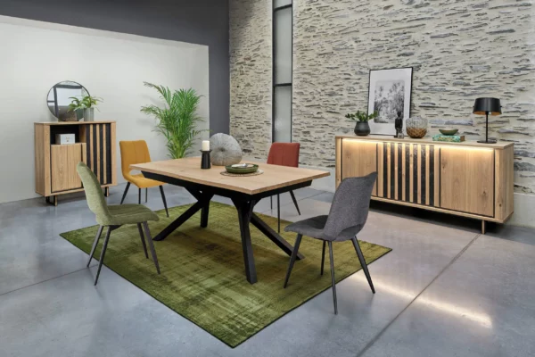 Salle à manger DUNE en chêne et céramique. Table pied étoile en métal noir avec allonge papillon.
