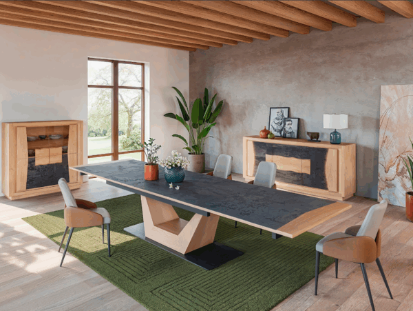 Salle à manger CORTO de chez Cacio. Fabriqué en chêne et céramique (DEKTON), la salle a manger comporte de nombreux meubles dont une table extensible a 390cm