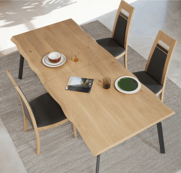 Salle à manger CORTO de chez Cacio. Fabriqué en chêne et céramique (DEKTON), la salle a manger comporte de nombreux meubles dont une table extensible a 390cm