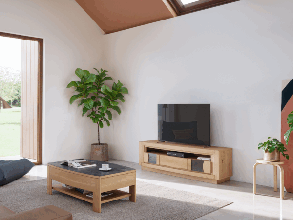 Salle à manger CORTO de chez Cacio. Fabriqué en chêne et céramique (DEKTON), la salle a manger comporte de nombreux meubles dont une table extensible a 390cm