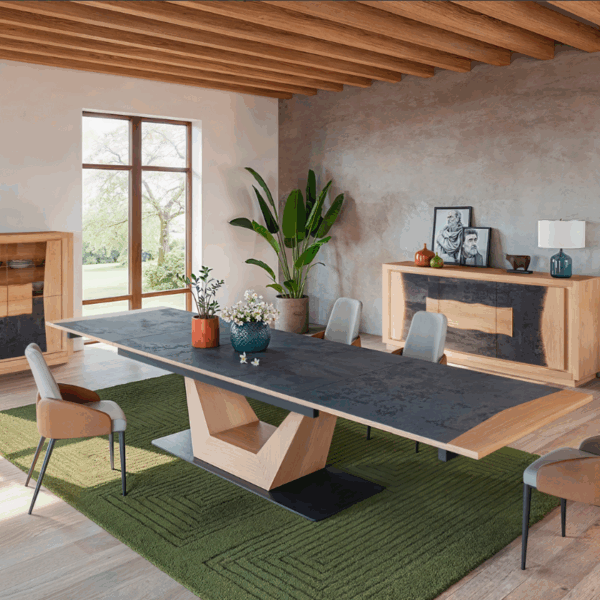 Salle à manger CORTO de chez Cacio. Fabriqué en chêne et céramique (DEKTON), la salle a manger comporte de nombreux meubles dont une table extensible a 390cm
