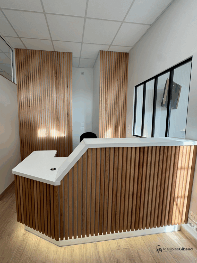 Agencement d'un accueil professionnel avec tasseaux en chêne massif