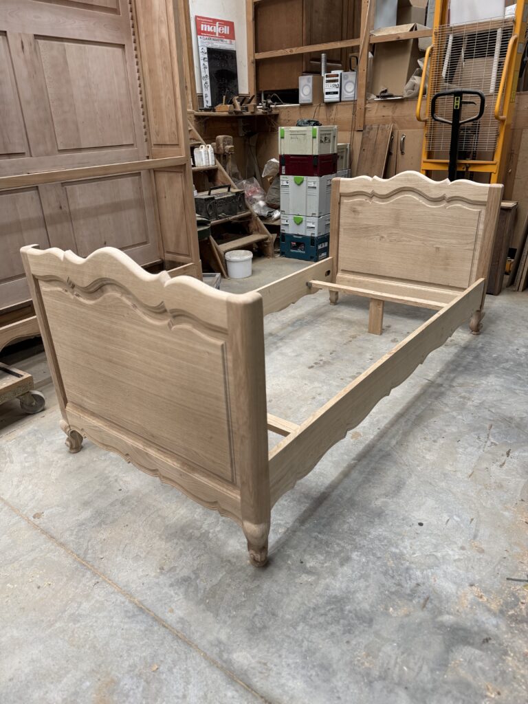 Lit fabriqué sur mesure en chêne massif.