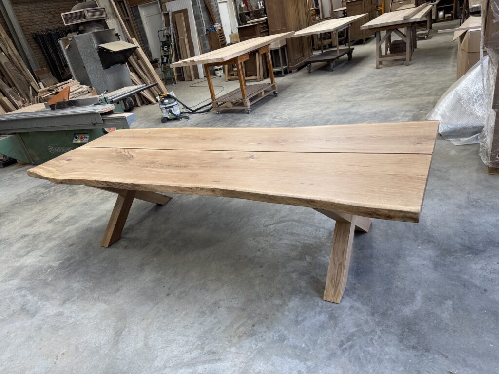Table LAST réalisée sur mesure dans notre atelier en chêne massif à Le Cateau Cambrésis