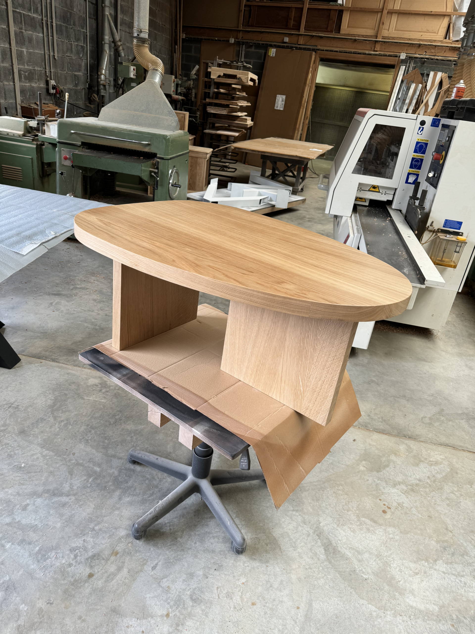 Table basse MENHIR fabriquĂ©e en chĂȘne massif dans notre ateliers Meubles Gibaud